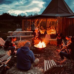 Kampvuur bij de tipi op het terrein van Yūgen Forest — retraite in de natuur
