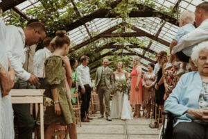 Trouwen in de Greenhouse — antieke druivenkas als trouwlocatie bij Yūgen Forest Dronten